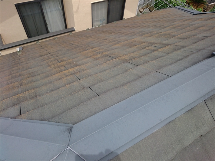 表面が劣化しているスレート屋根