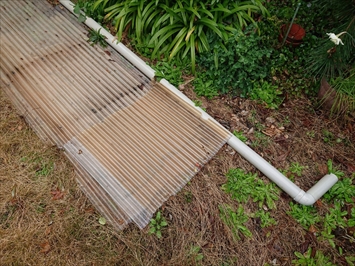 飛ばされた波板と雨樋が置いてありました