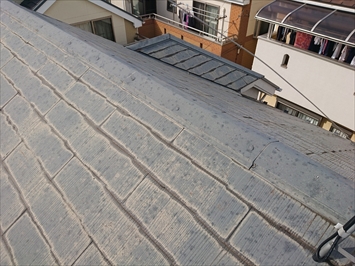 塗装工事をおこなった形跡があるスレート葺き屋根