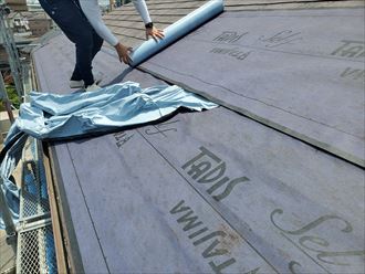 屋根カバー工事で田島ルーフィングのタディスセルフを使用