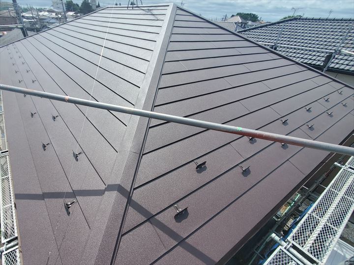 アイジー工業のスーパーガルテクトを使用した屋根カバー工事が完了致しました