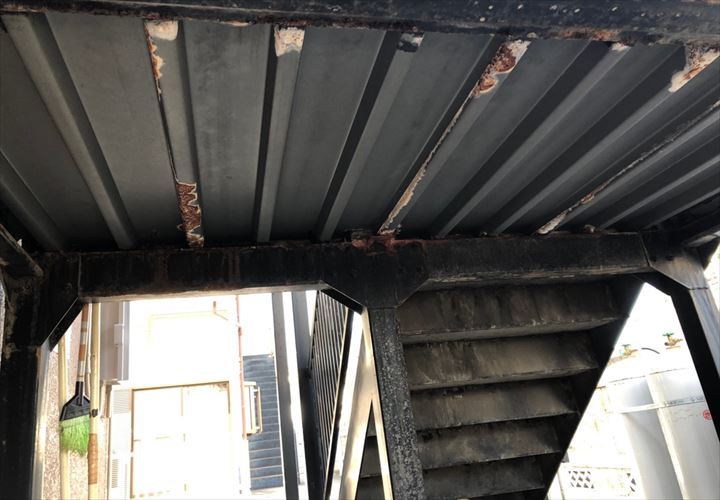 錆が目立つ階段裏
