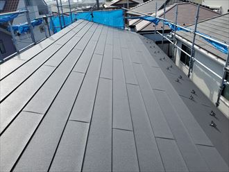 新規屋根材のスーパーガルテクトを使用した屋根カバー工事