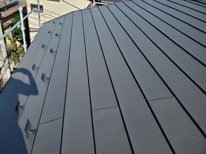 アイジー工業のスーパーガルテクトを使用した屋根カバー工事完了