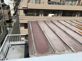 色褪せが進行しているトタン屋根