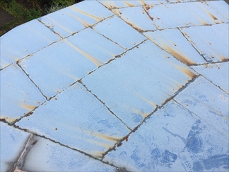 ところどころ錆び出している板金屋根