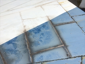 継ぎ目に出来た黒い染みは雨水の影響