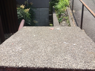 傷んだセキスイかわらＵの粉塵が飛び散っている