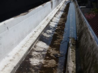 水のたまった雨樋