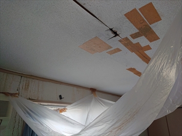 天井は雨漏りでブヨブヨになっていました