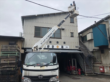 足場の替りに高所作業車を使用します