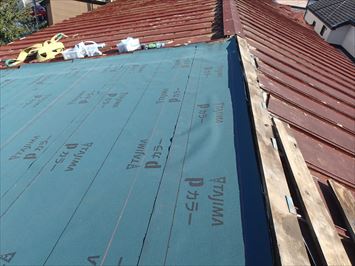 防水紙を貼った屋根