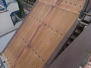 外階段の屋根に張ってある波板