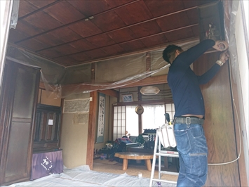 埃などが飛び散らない様に養生します