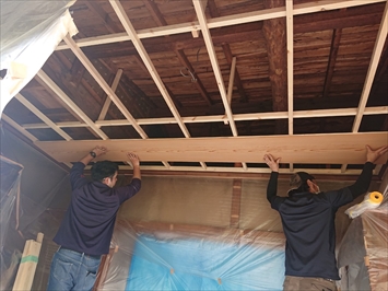 下地を組み直して新しい屋根材を張ります