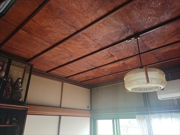 焼けて色が変わった和室の天井