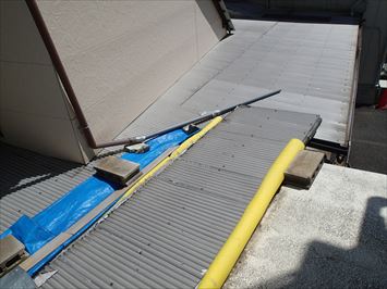 足立区西新井の病院の渡り廊下で発生している雨漏りを調査に伺いました