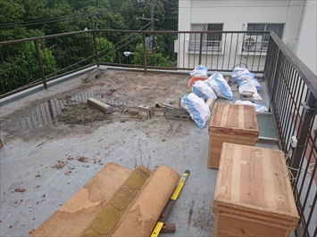 世田谷区深沢で物置を撤去して屋上の防水工事が始まりました