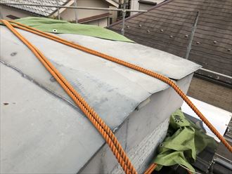 トタン屋根の水切り部が外れ屋根の捲れが発生
