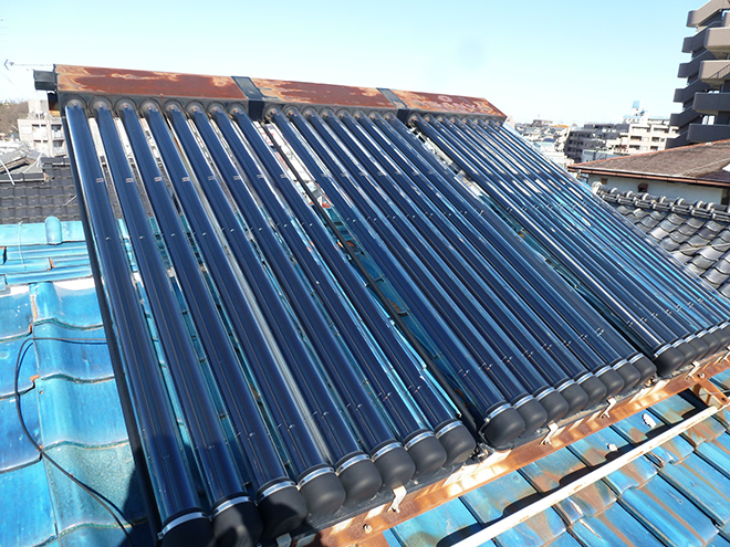 太陽熱温水器が設置された瓦屋根