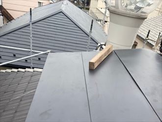 下から咬み合わせて屋根葺き