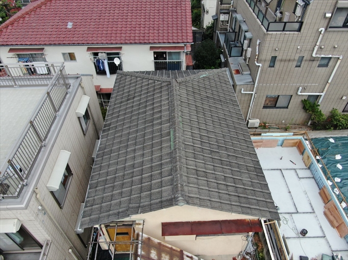 ドローン撮影したセメント瓦葺き屋根
