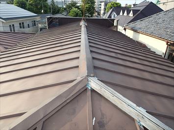 板橋区双葉町で強風で飛散したアパート屋根の棟板金調査に伺いました