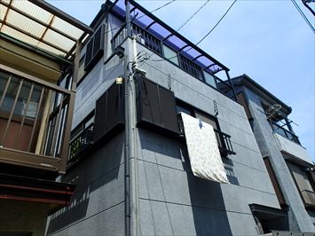 建物外観ベランダの下の部屋