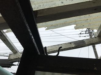 波板が強風で破損