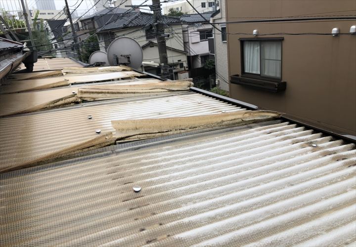 台風で捲れた塩化ビニルの屋根