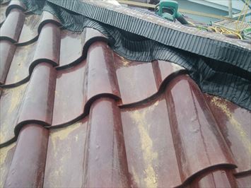 江戸川区篠崎で雨樋の詰まりの原因となっていた瓦屋根の棟をガイドライン工法で作り直しました