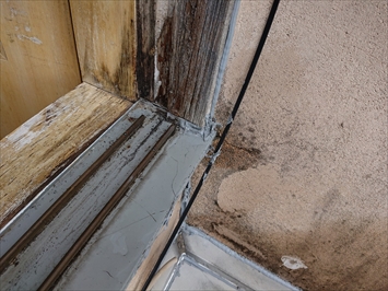 調布市深大寺で雨漏りの原因はガルバリウム鋼板の屋根と木製サッシでした
