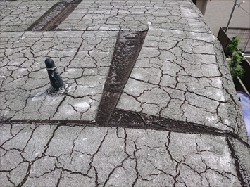 杉並区阿佐谷北で鉄筋コンクリート造の屋根はボロボロに劣化したアスファルト防水でした