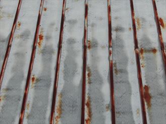 墨田区京島でトタン製屋根の点検調査、棟板金の捲れと錆の発生が見受けられました