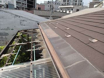 豊島区東池袋で風が吹くとパタパタ音がするというコロニアル屋根の点検に伺いました