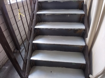 モルタルを塗って新しい階段の下地が出来ました