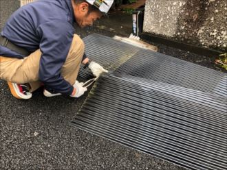 波板のサイズを合わせて現地で加工