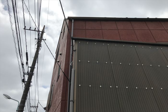 波板屋根の雨樋の損壊