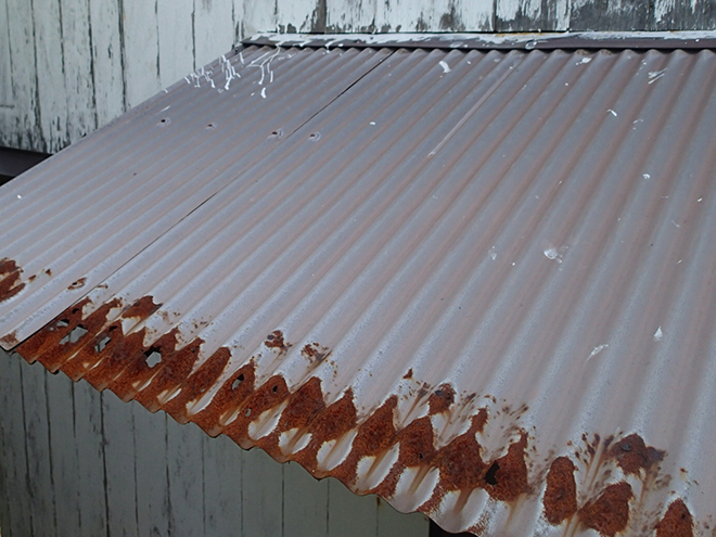 大田区北千束、古い庇や錆びた水切り板金は雨漏り原因になります