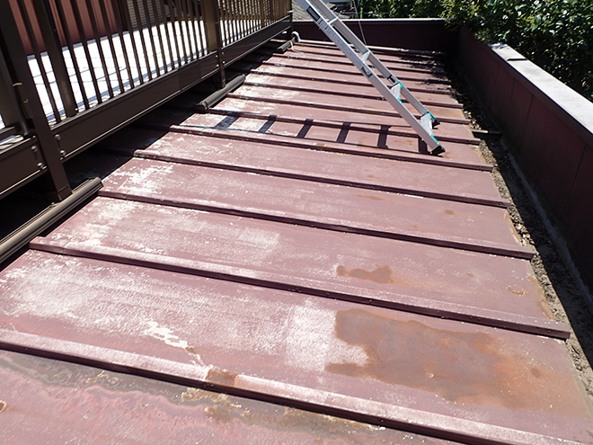 大田区東矢口で錆びた金属屋根と落ち葉が詰まりやすい箱樋改修のための無料点検