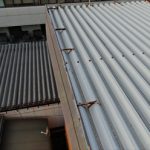 捲れ上がった折板屋根