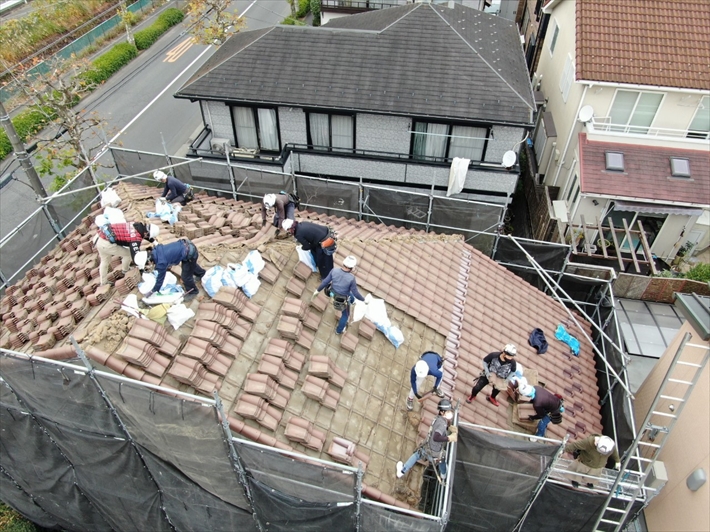 町田市西成瀬で強風でズレてしまった瓦屋根の葺き替え工事が始まりました