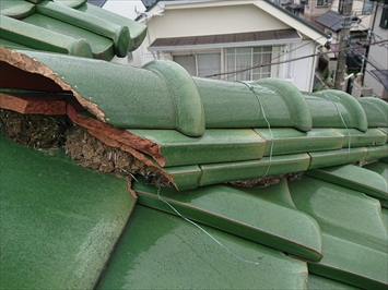 漆喰が剥がれた棟瓦