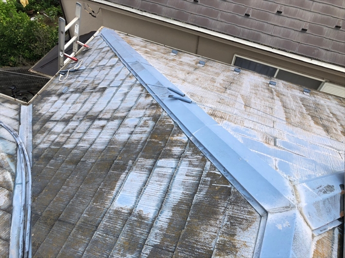 塗装が剥がれて屋根材がむき出しになっています
