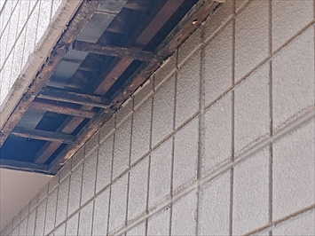 日野市旭が丘にて軒天からの雨漏りを調査しました