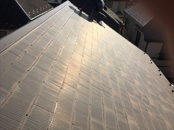 塗膜が劣化した屋根材は滑りやすく危険です。