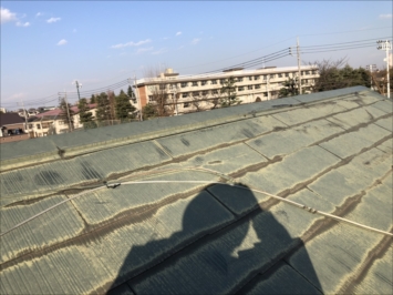 国立市泉にてアスベスト入りのスレート屋根を調査、塗装のメンテナンスをオススメします