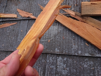 棟板金は接着して固定してあります