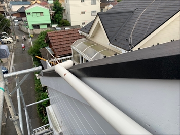 屋根の上に雨樋を乗せます