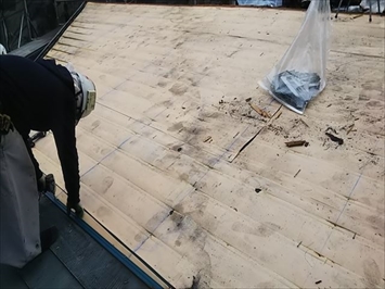 屋根材を剥がしています